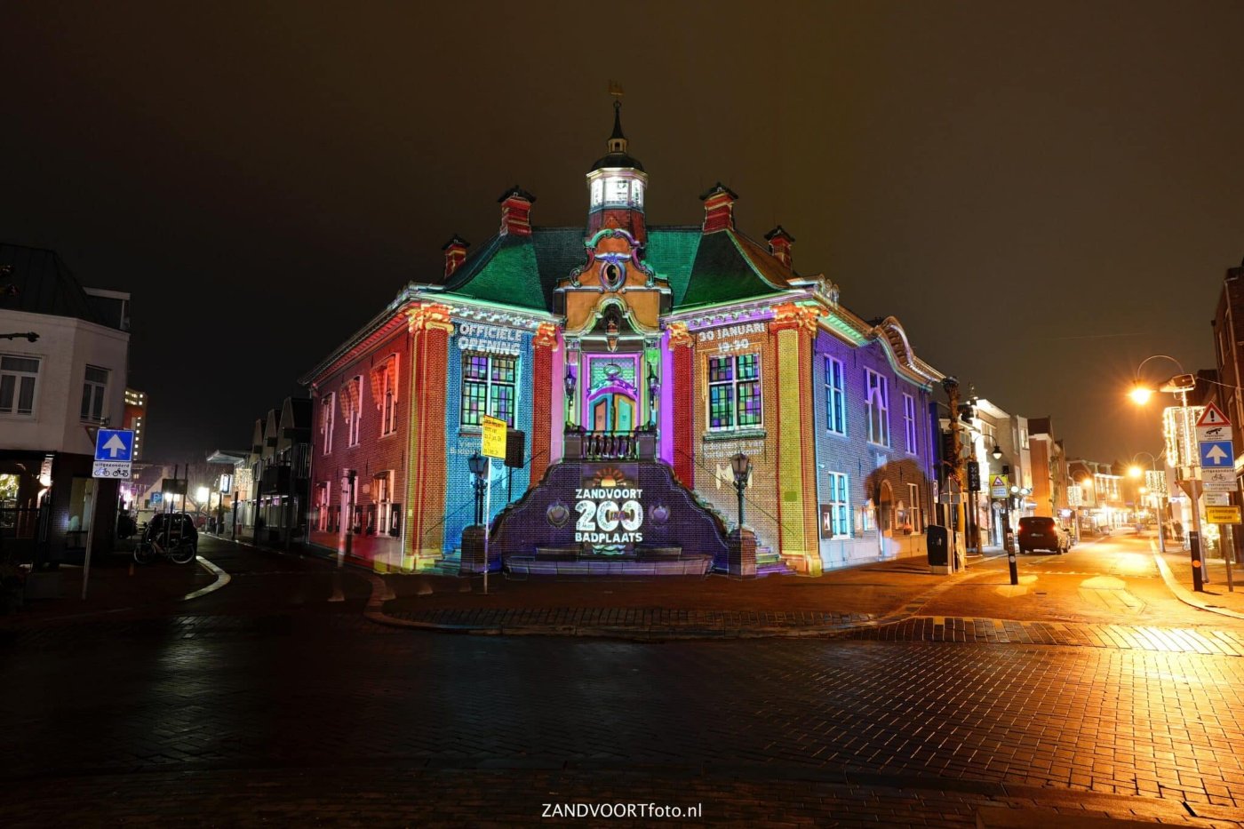 Lichtkunstprojectie over 200 jaar badplaats op het Raadhuis van Zandvoort