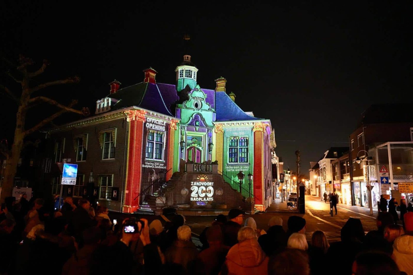 Publiek bij de opening van het jubileumjaar op het Raadhuisplein