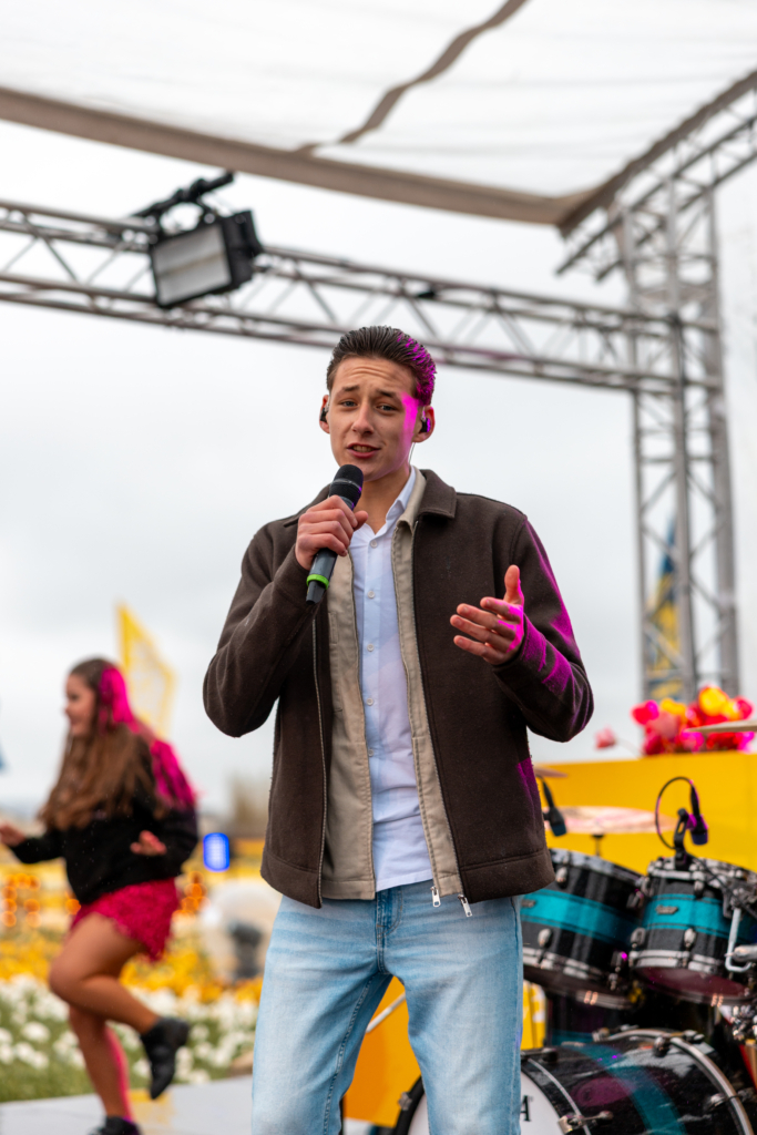 DJ van Dorp, winnaar Bol van Talent, zingt op het podium van Vier de Lente Festival