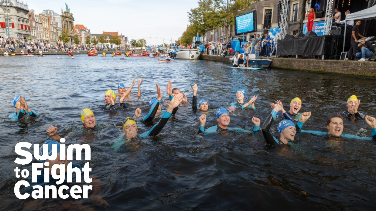 Swim to Fight Cancer Haarlem, zwemmers in het Spaarne met logo