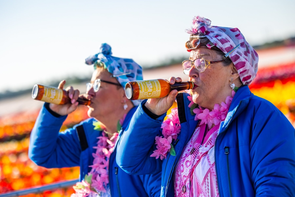 Bezoekers proosten met Vier de Lente-bier