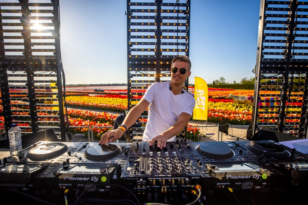 DJ op het podium tussen de tulpen bij Vier de Lente Festival