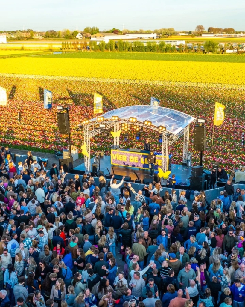 Luchtfoto van Vier de Lente Festival in het bollenveld