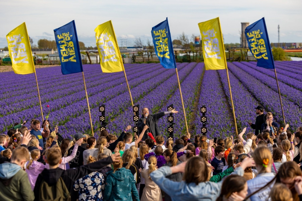 Scholieren feesten mee in het hyacintenveld